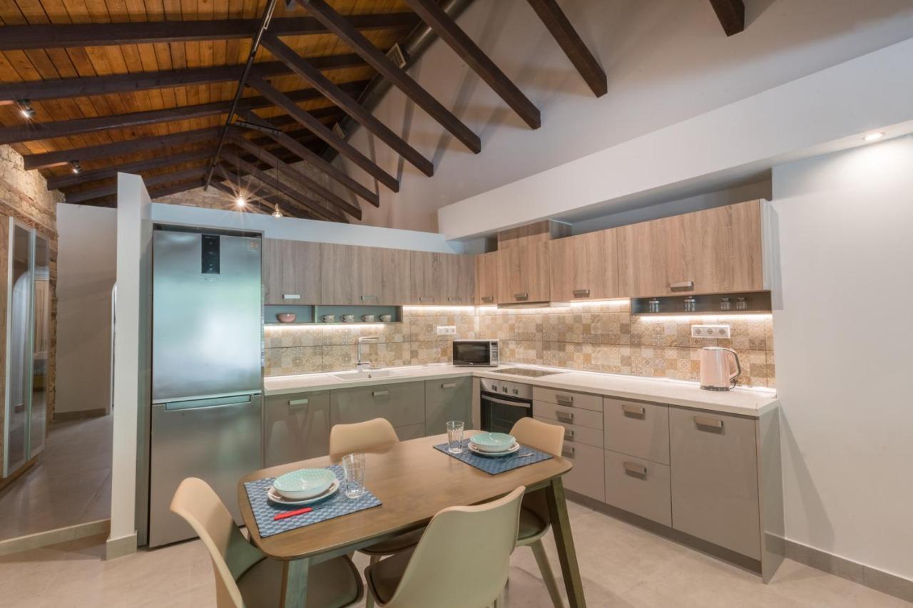Casa Leone, Cosy Overlooking The Square Apartment Spílion